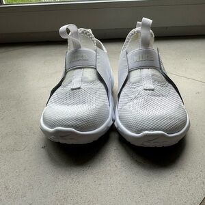 NWOT Nike Flex Runner Kids White Slip-On 10